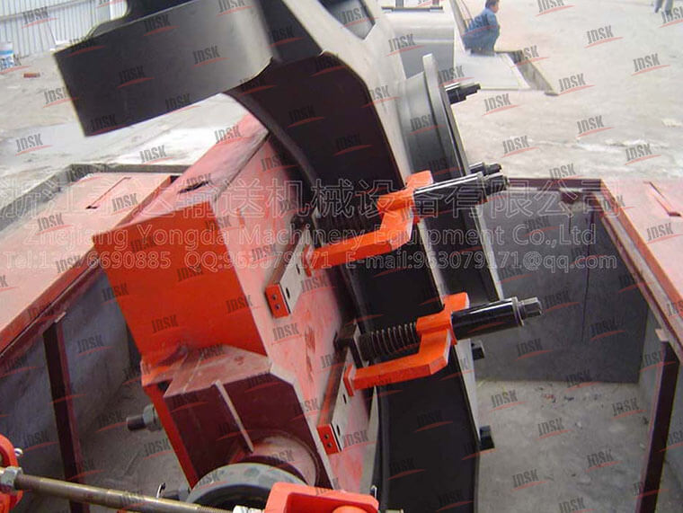 挖土機(jī)底盤翻轉(zhuǎn)